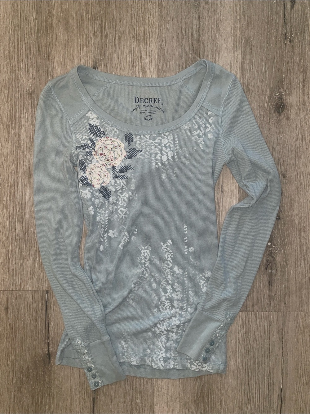 Decree Soft Blue Floral Appliqué Long-Sleeve Thermal Top | Women’s Size Medium